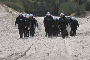 Ćwiczenia praktyczne średniej kadry dowódczej Oddziałów Prewencji Policji na poligonie NATO w Wicku Morskim koło Ustki.