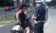 policjant i rowerzystka