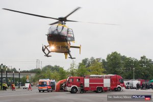 helikopter ratunkowy wiszący nad wozami straży pożarnej