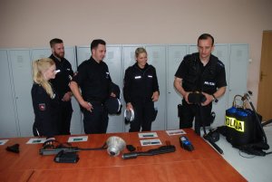 instruktor demonstruje gościom z Niemiec wyposażenie policji polskiej