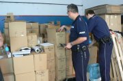 Grodziscy policjanci zabezpieczyli kilkaset tysięcy sztuk podrobionych perfum