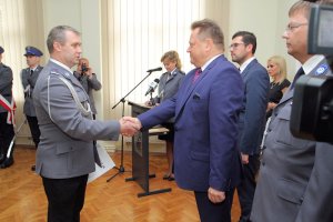minister Zieliński gratuluje policjantom