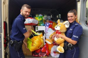 policjanci przywieźli zgromadzone dary