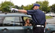 policjant wskazuje drogę