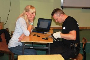 Policjanci Oddziału Prewencji Policji w Łodzi doskonalili techniki komunikacji z osobami niesłyszącymi