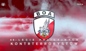 Logo BOA i napis 45-lecie policyjnych kontrterrorystów.