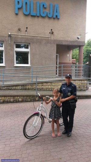 Wielka radość dziecka z odzyskanego roweru