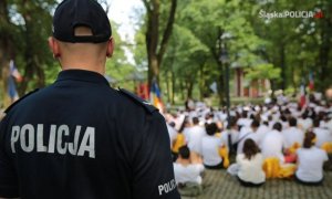 zajawka_jeden z policjantów prewencji i pielgrzymi