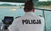 Policjanci ratowali przed burzą pływających po jeziorze