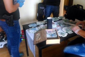 zajawka_policjanci segregują zabezpieczone pieniądze