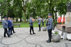 Uroczystości Święta Policji w Augustowie - złożenie kwiatów