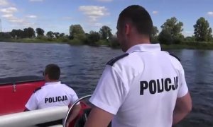 Policjanci na łódce