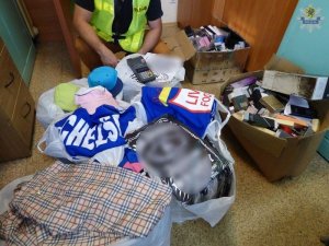 Policjanci zabezpieczyli ponad 800 sztuk odzieży, galanterii i perfum z podrobionymi znakami towarowymi