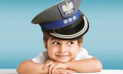 dziecko w policyjnej czapce