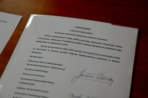 Podpisanie porozumienia dotyczącego utworzenia nowego posterunku Policji i wręczenie odznaczeń funkcjonariuszom ratującym ludzkie życie