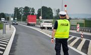 zajawka_policjant kontroluje ruch drogowy