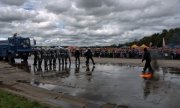 policjanci prewencji przed armatką wodną