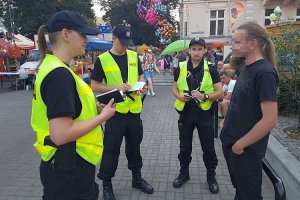 Wspólnie ze starszymi służbą policjantami słuchacze ze Szkoły Policji w Słupsku podejmują swoje pierwsze czynności podczas służby patrolowej.