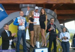 Dzierżoniowski policjant brązowy medalista Mistrzostw Polski służb mundurowych w kolarstwie górskim szosowym na podium