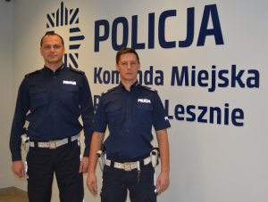 policjanci, którzy udzielili pomocy zranionemu mężczyźnie