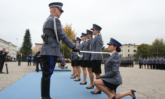 komendant dokonuje &quot;uderzenia szablą&quot; w ramie