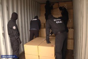 policjanci i celnicy w kontenerze znaleźli nielegalny towar