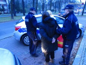 policjanci prowadzą zatrzymane kobiety