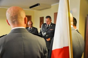 Komendant wojewódzki z Gorzowa wręcza podziękowania policjantom za uratowanie życia innym osobom