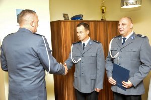 Komendant wojewódzki z Gorzowa wręcza podziękowania policjantom za uratowanie życia innym osobom