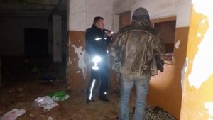 policjanci kontrolują miejsce przebywania bezdomnych