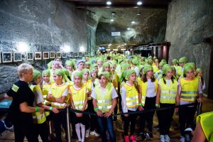 Odblaskowy rekord Guinnessa w Kopalni Soli Wieliczka ustanowiony przez uczniów wielickiej „Dwójki”