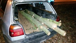 pojazd podejrzanego ze skradzionymi balami drewna