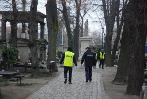 Policjanci zatrzymali podejrzanego o zniszczenie nagrobków na cmentarzu