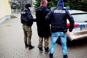 zatrzymany prowadzony przez policjantów