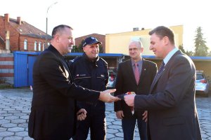 Wójt gminy Gąsawa przekazał Komendantowi Powiatowemu Policji kluczyki do dwóch nowych radiowozów