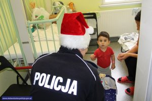 Policjanci ze świątecznymi prezentami i życzeniami odwiedzili najmłodszych pacjentów szpitala