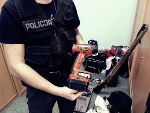 policjant i zabezpieczone skradzione przedmioty