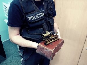 policjant i zabezpieczone skradzione przedmioty