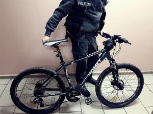 policjant i zabezpieczony skradziony rower