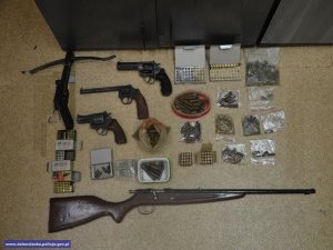 Policjanci zlikwidowali nielegalny arsenał broni, amunicji i materiałów pirotechnicznych