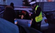 Policjanci i strażacy uwolnili zatrzaśnięte w samochodzie dziecko