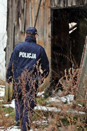 policjanci sprawdzają miejsca przebywania osób zagrożonych zamarznięciem