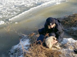 Dzielnicowa Judyta Krupa z uratowanym psem
