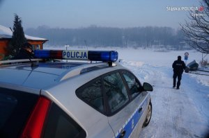 Policjanci ostrzegają przed wchodzeniem na lód - Żywiec