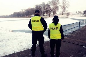 Policjanci ostrzegają przed wchodzeniem na lód