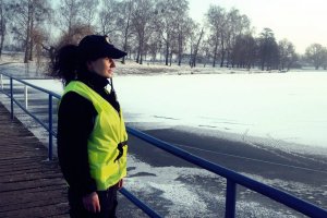 Policjanci ostrzegają przed wchodzeniem na lód