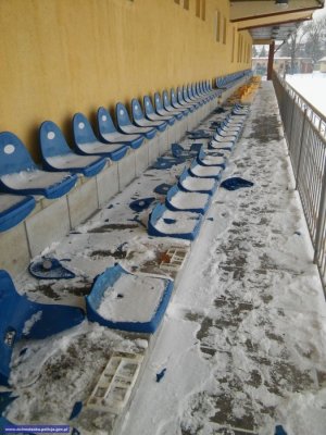 zniszczone krzesełka na obiekcie sportowym