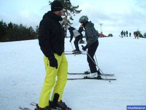 policjanci pilnują bezpieczeństwa na stokach narciarskich