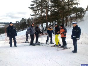 policjanci pilnują bezpieczeństwa na stokach narciarskich