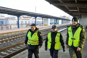 Funkcjonariusze patrolujący perony